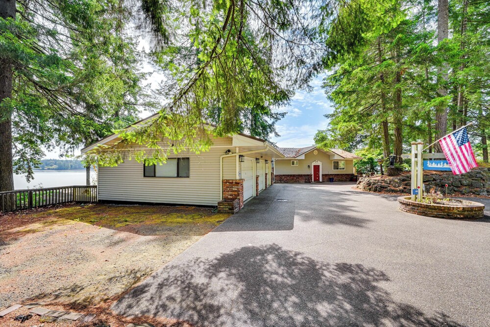 Serene Shelton Sanctuary w/ Private Beach & Kayaks view 3
