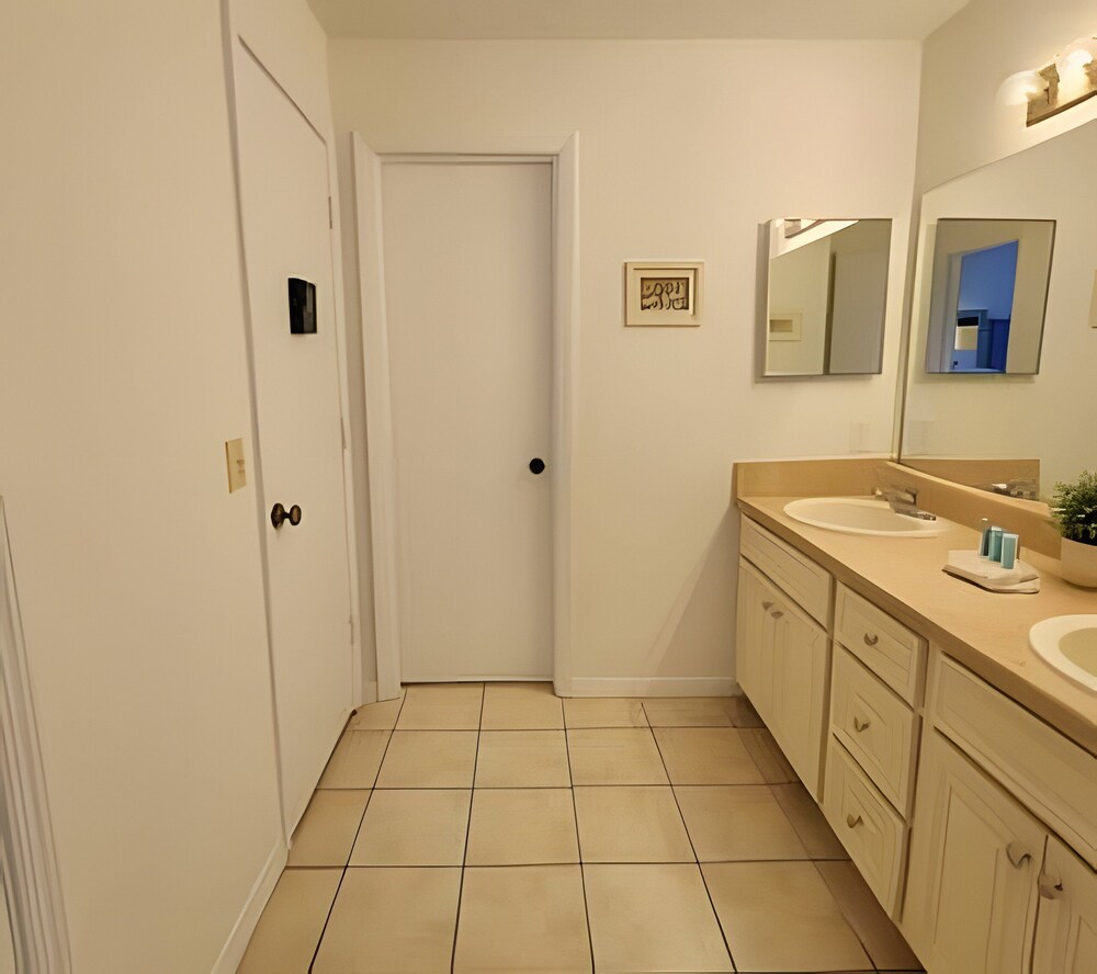 Prime Location! 3bd/2ba Villa