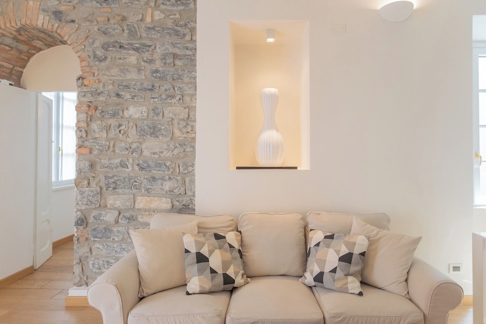 Wine Not Apartment in Como City Centre by Rent all Como
