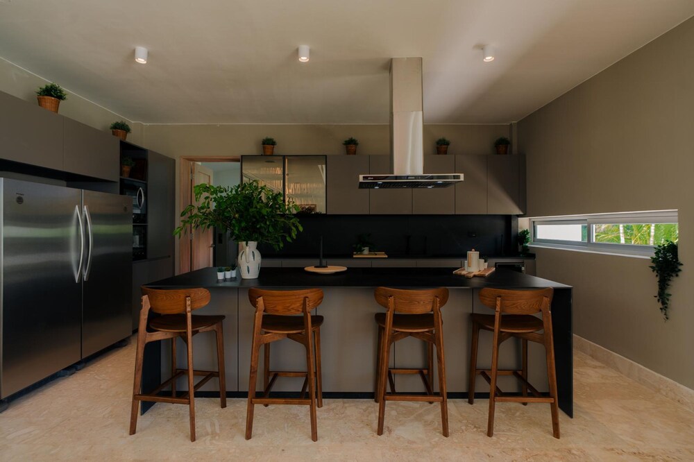 Modern 6 BDR Golf Front Villa in Luxury Beach Resort w Pool and Heated Jacuzziz