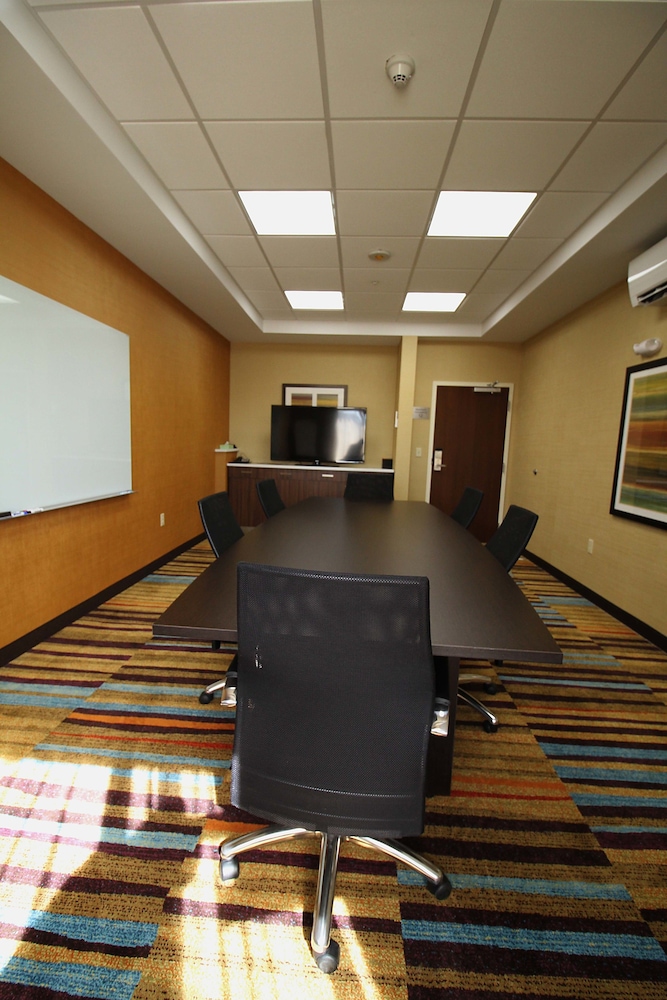 London Vacations - Fairfield Inn Suites by Marriott London - Property Image 13