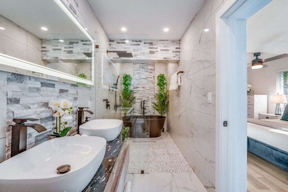 Friendly Fox Luxury Pool & Spa - Near Dt & Beach 4 Bedroom Home