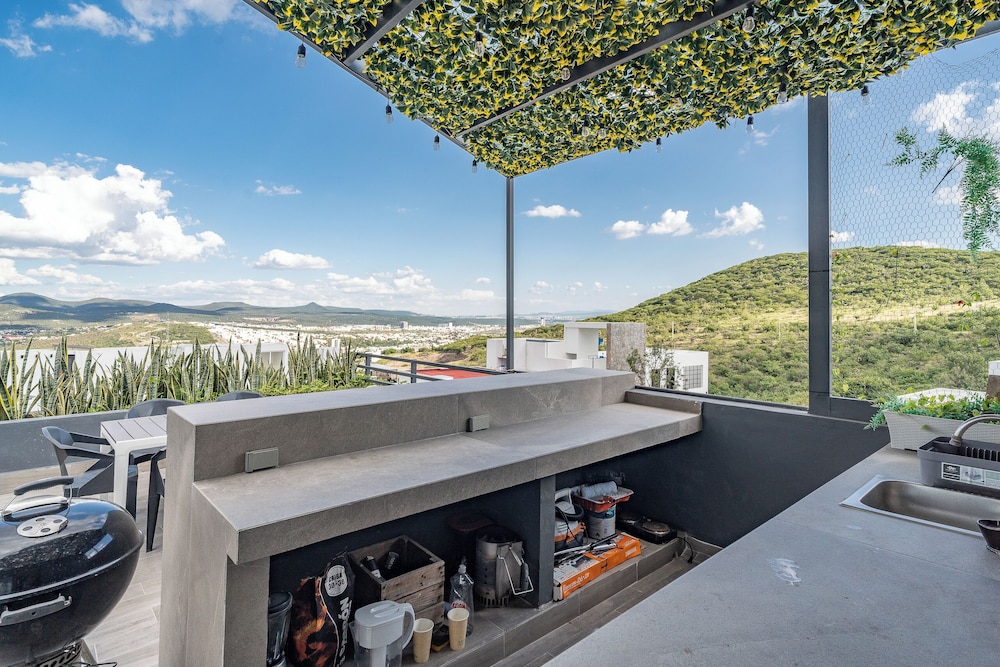 Luxurious 5-bedroom House With Air-conditioning & Private Rooftop in Juriquilla