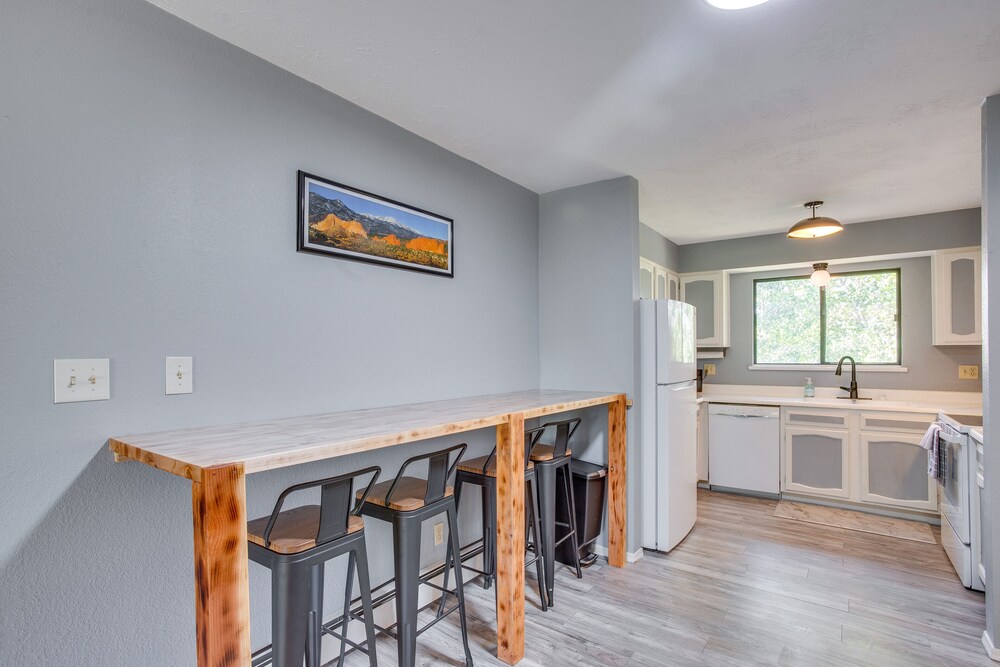 Cozy Colorado Escape - Near Hiking & Skiing! view 4