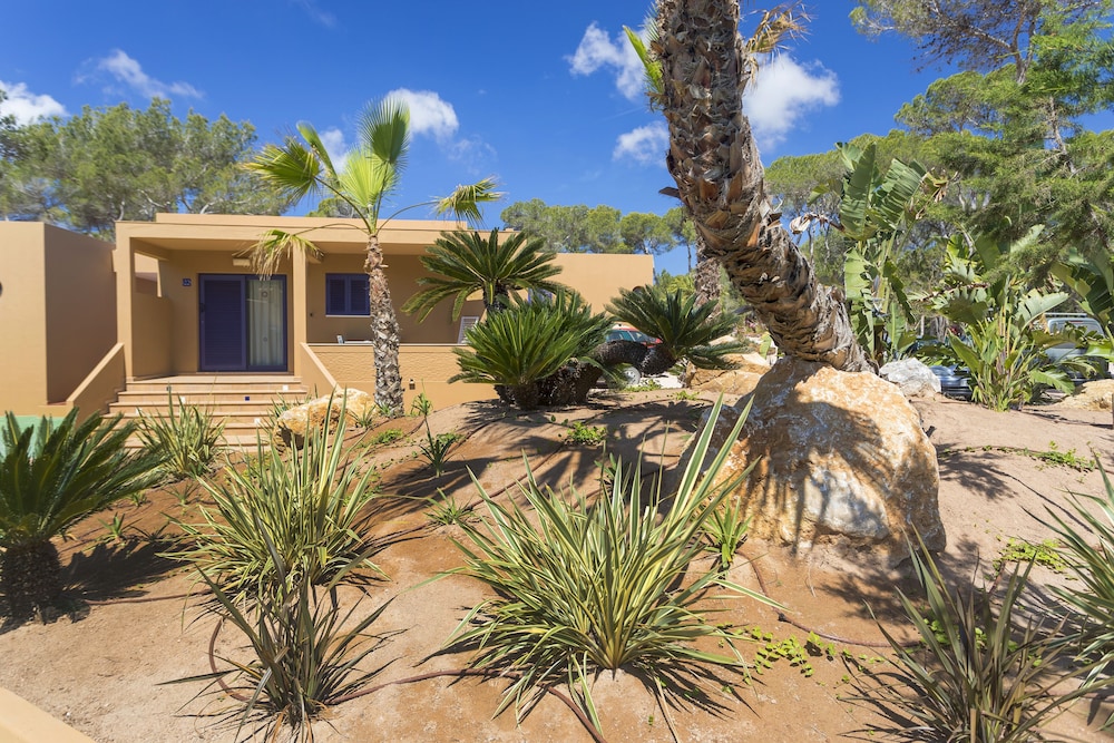 Hotel Ses Eufabietes Apartments & Restaurant - Image 1