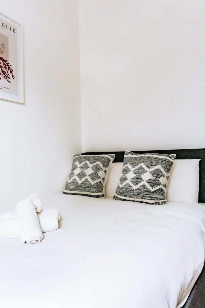 Charming 1 Bedroom Apartment in the Heart of Edinburgh view 2