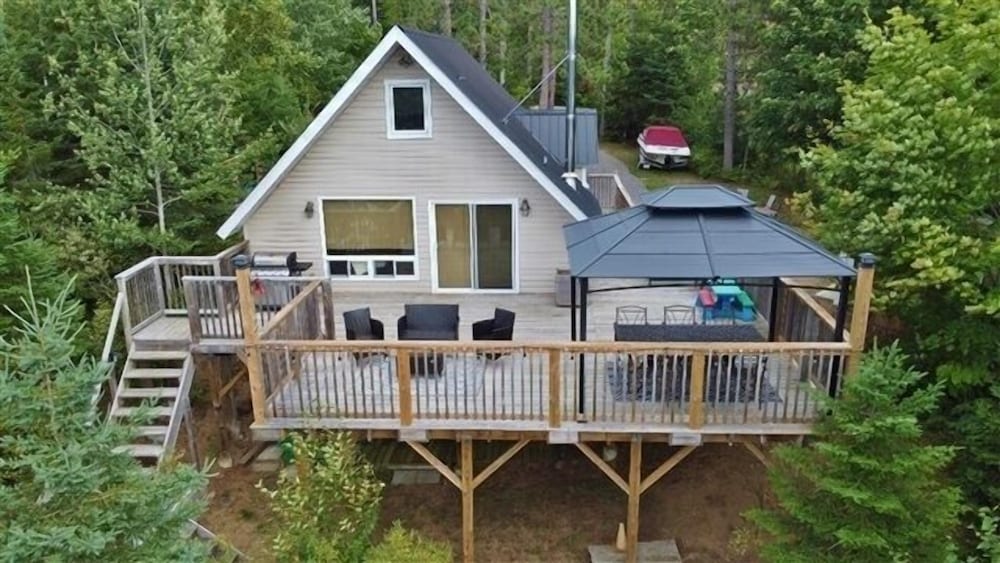 490 Lake St Peter $2100/sum Wk 3 Bedroom Cottage