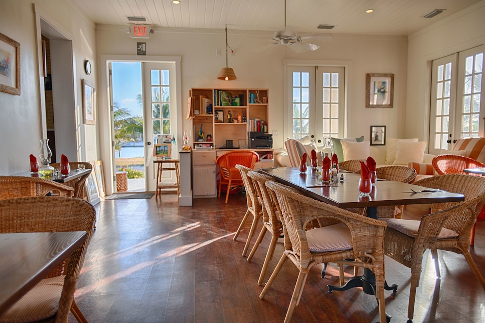The Sandpiper Inn & Cottages