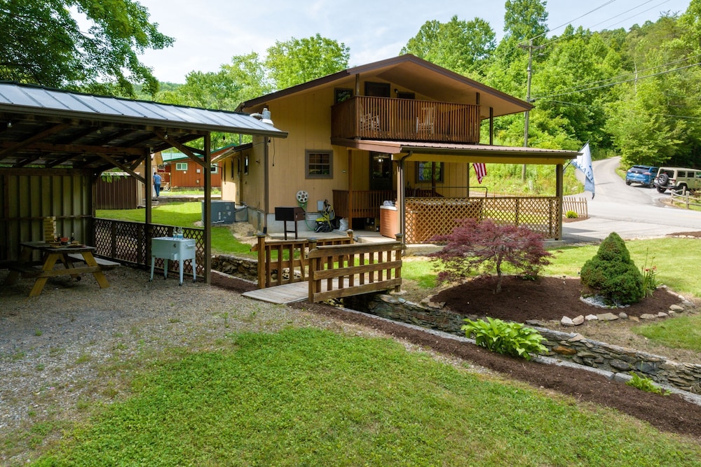 Carter Creek by Avantstay Secluded Yard w/ Creek + Suite view 4