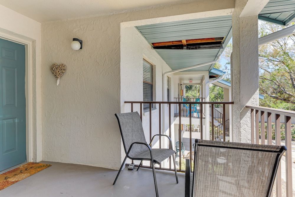 7 Mi to Beach: Condo w/ Pool Access in Bradenton!