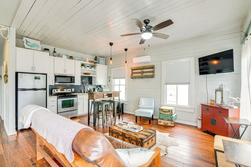 1 Mi to Dtwn: Home w/ Fenced Yard in Galveston!