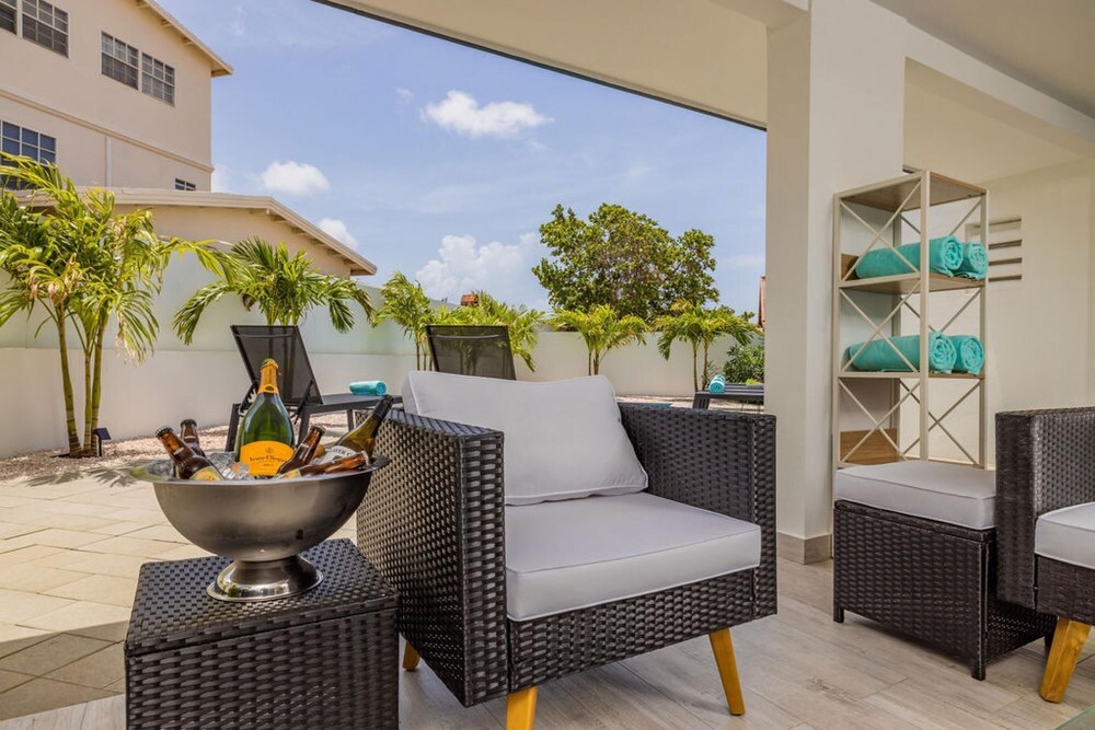 NEW Modern 3 Bedroom 10 Minute Walk to the Beach