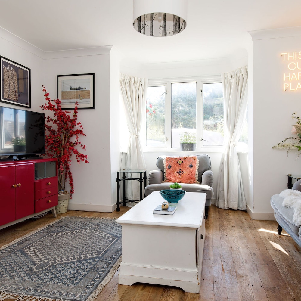 Beachside Retreat for 8 Close to Village view 4