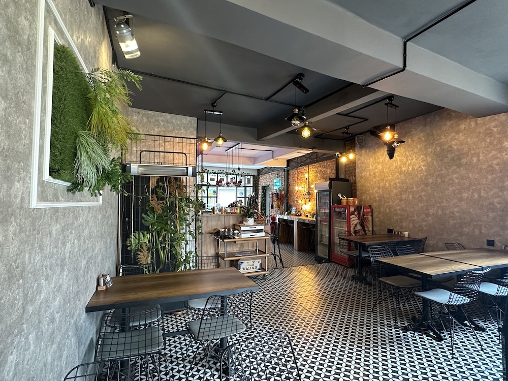 Black Art Otel - Image 12