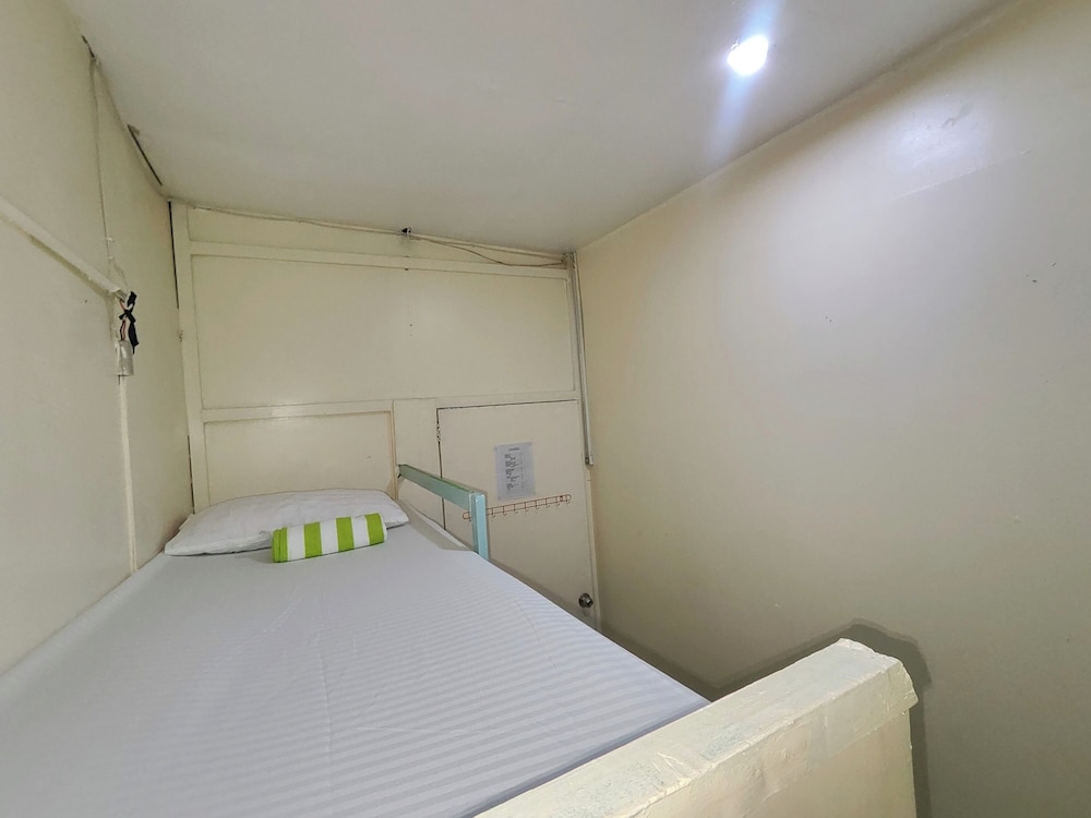 Resort’s Side Hostel near Shangrila