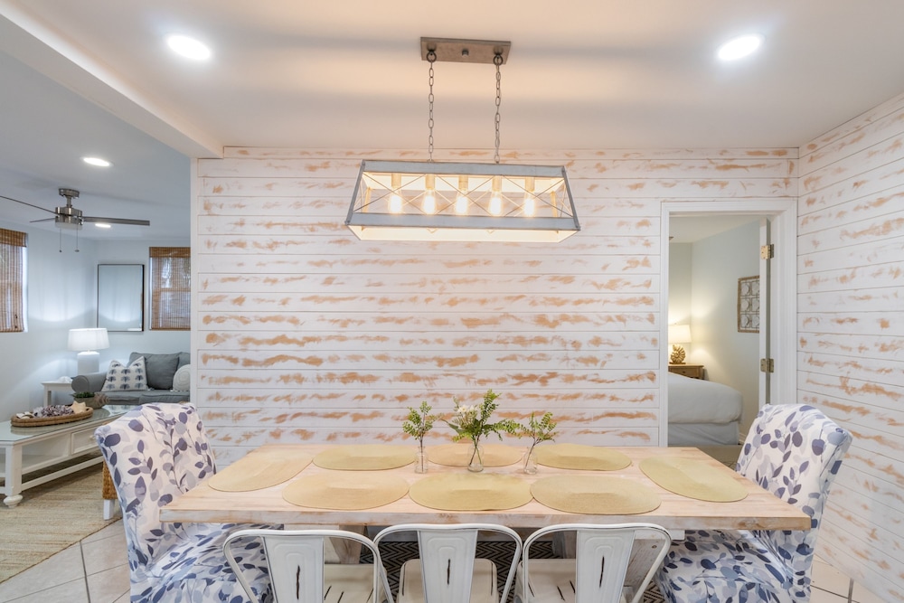 Destin Dolphin by Avantstay 2 Mins Walk To Beach w Pool Large Outdoor Entertaining Area