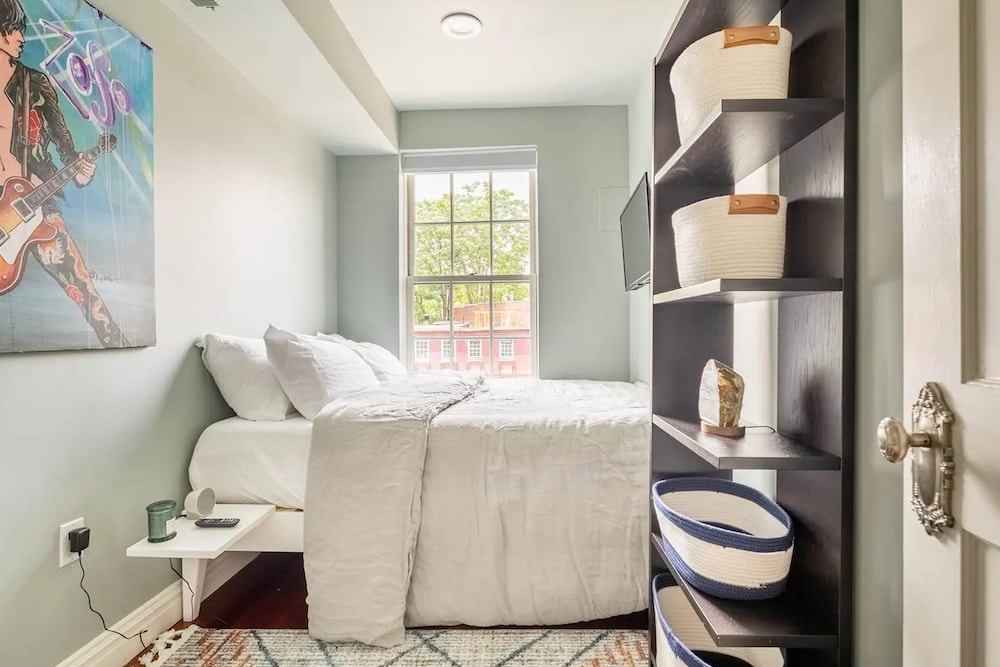 Lofty Bright Greenwich Getaway w Private Rooftop