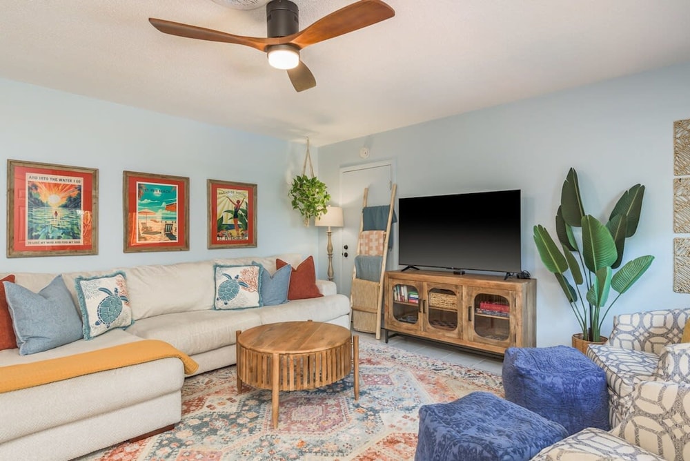 Tropical Oasis With Hot Tub in Treasure Island