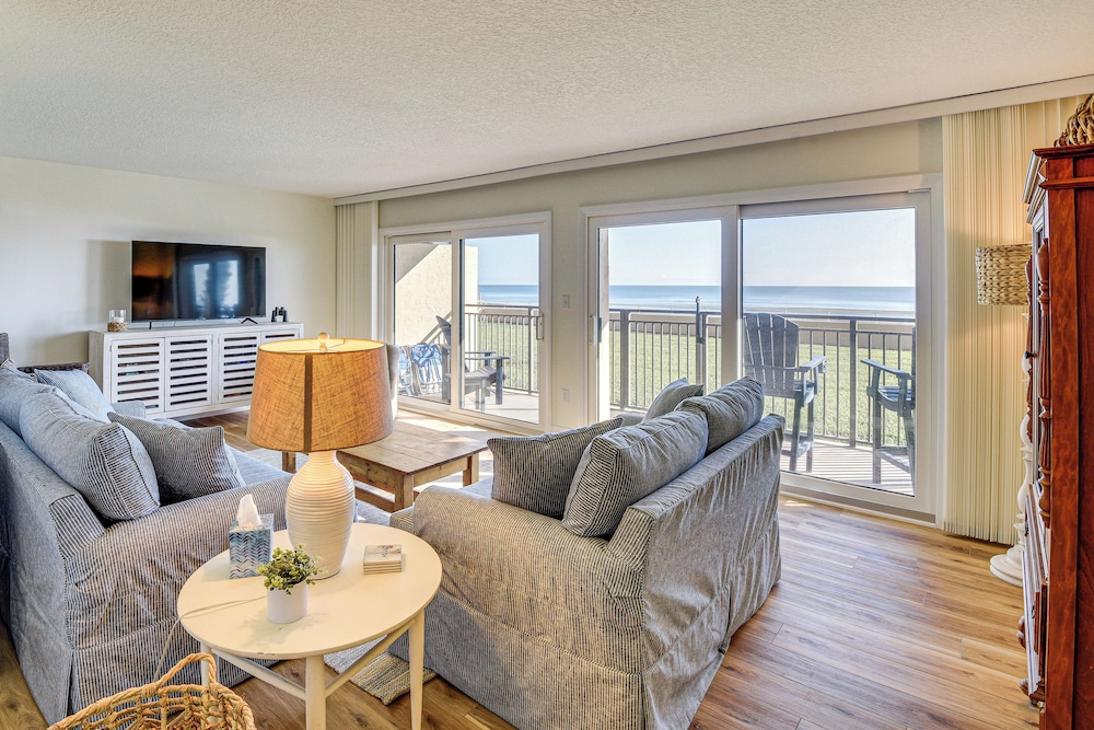 Beachfront Condo w/ Pool Access in Ponce Inlet