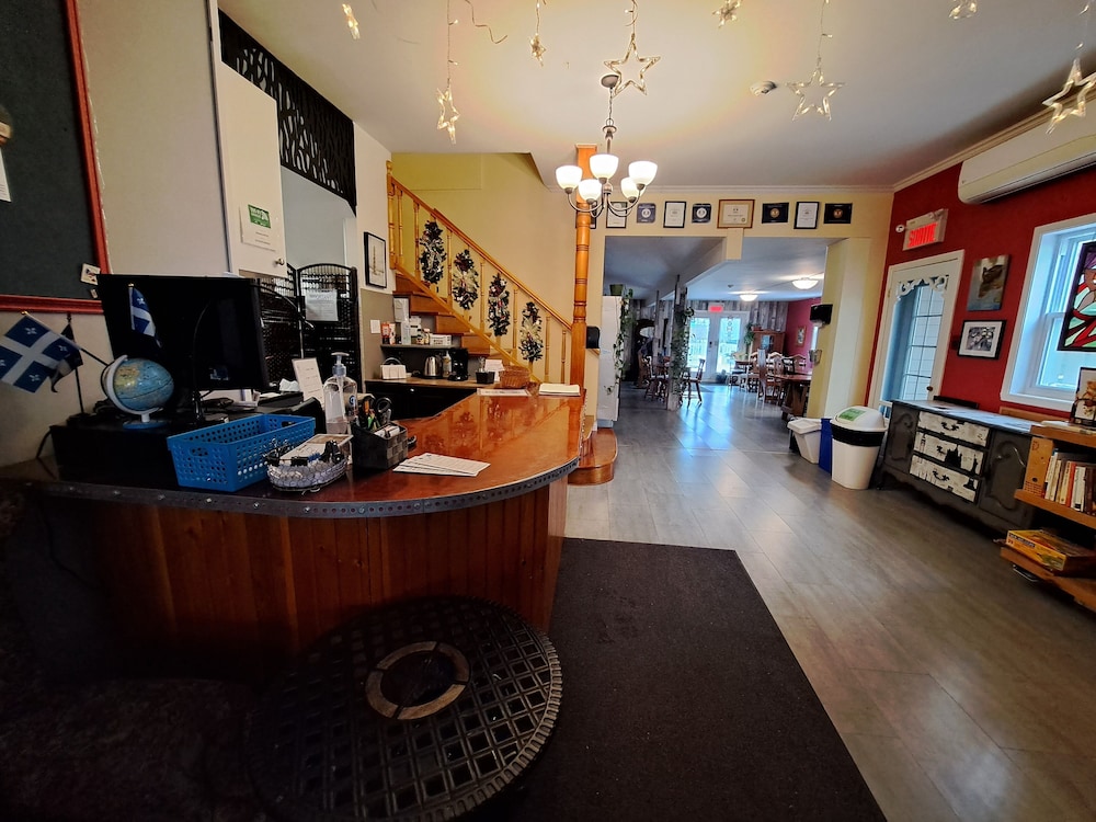 Levis Vacations - Auberge Jeunesse LouLou's Backpacker Hostel - Property Image 3