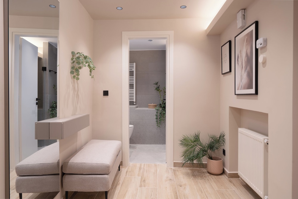 Cozy & Chic Stay Near Metro Station
