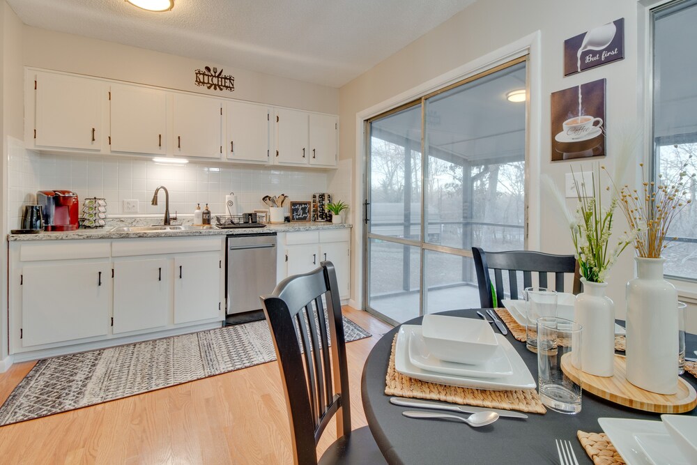 Cozy Lakeview Retreat, Close to Bull Shoals Lake!