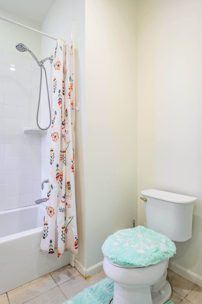 Stylish 3BR Irvine Oasis Family Friendly w Garage