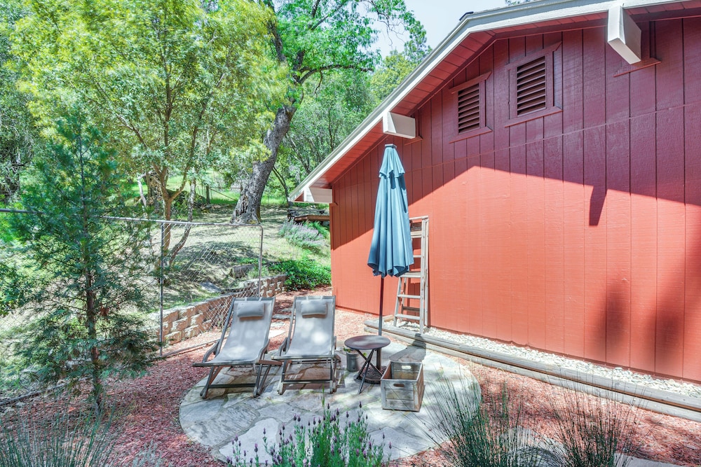 Hike, Boat & More: Cabin w/ Hot Tub in Ahwahnee!