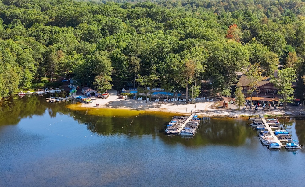 Boulder Lake-scape by Avantstay Lakefront Views