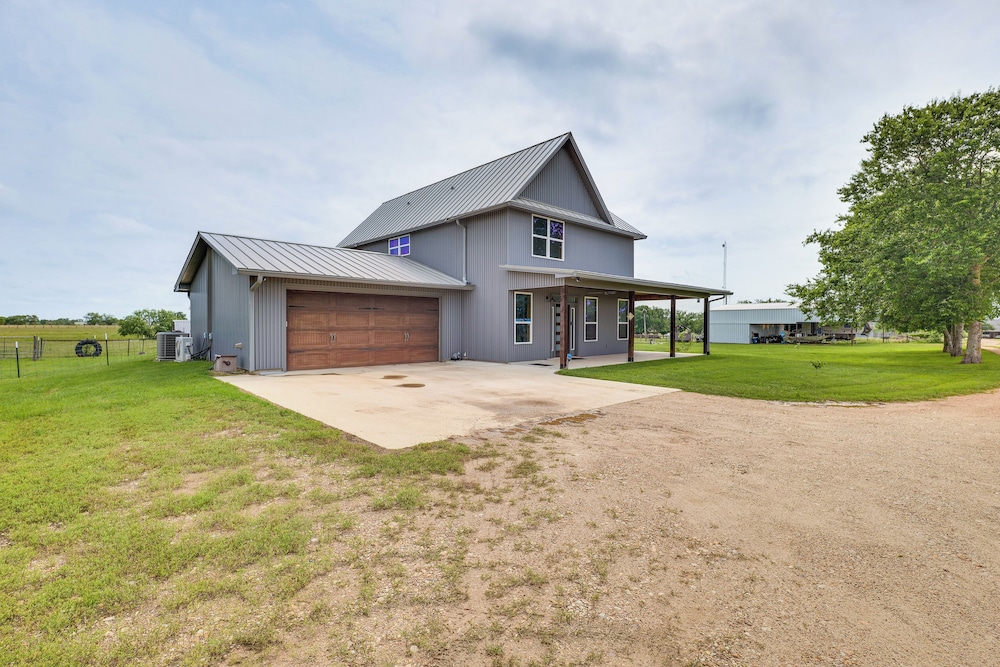 Modern Bryan Farmhouse on 1 Acre w/ Hot Tub!