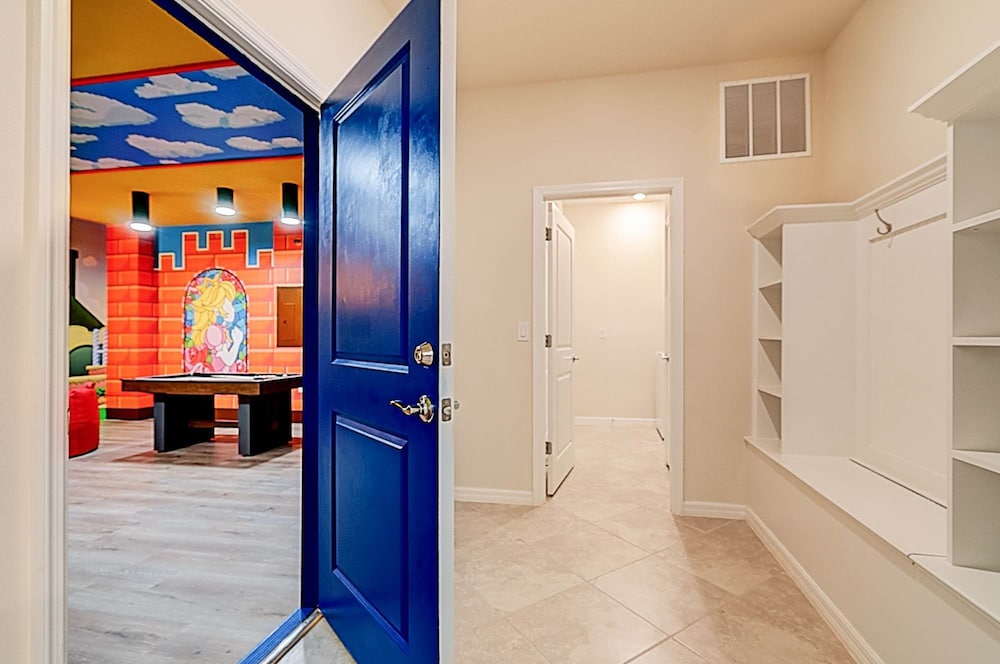 15807 Luxury 8 Bedroom Family Home With Game Room
