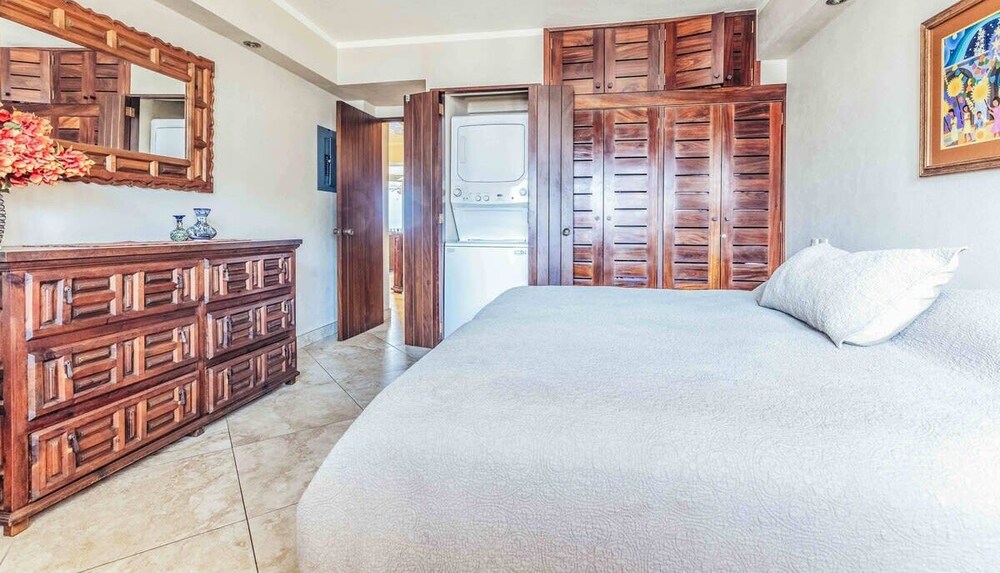 Ocean View 2Br Condo-balcony-beach-pool - 805