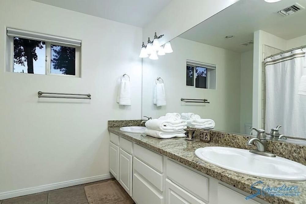 Latitude Adjustment By Signature Vacation Rentals
