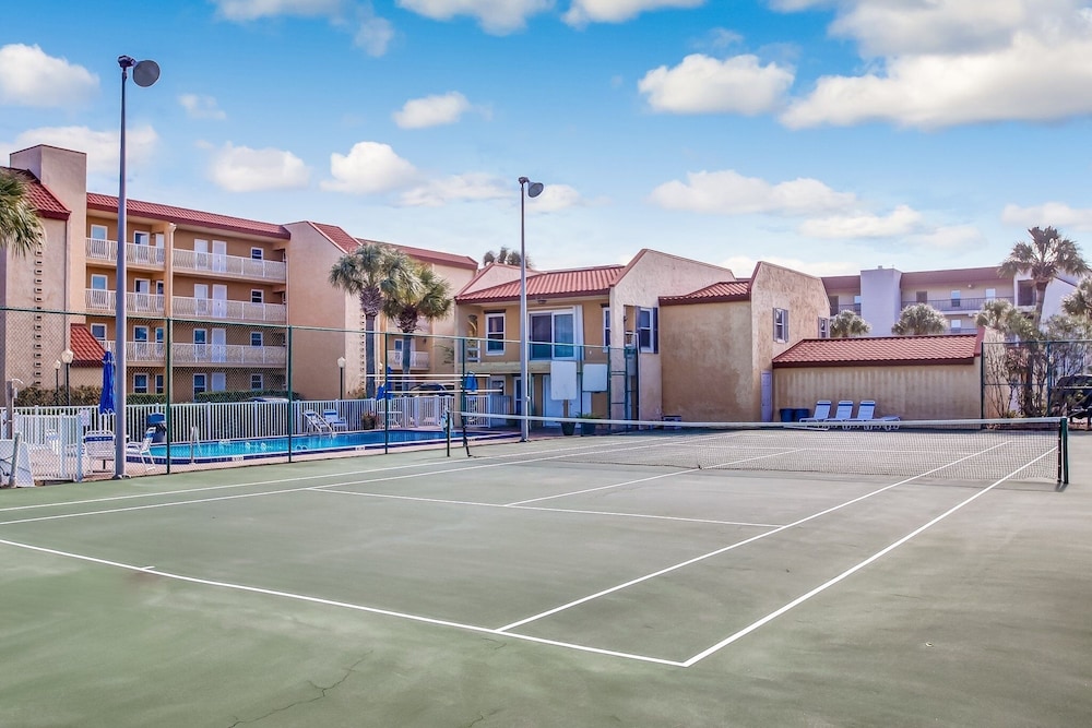 Ocean View Condo, Easy Acces to the Pool and Private Walkway to the Beach by RedAwning