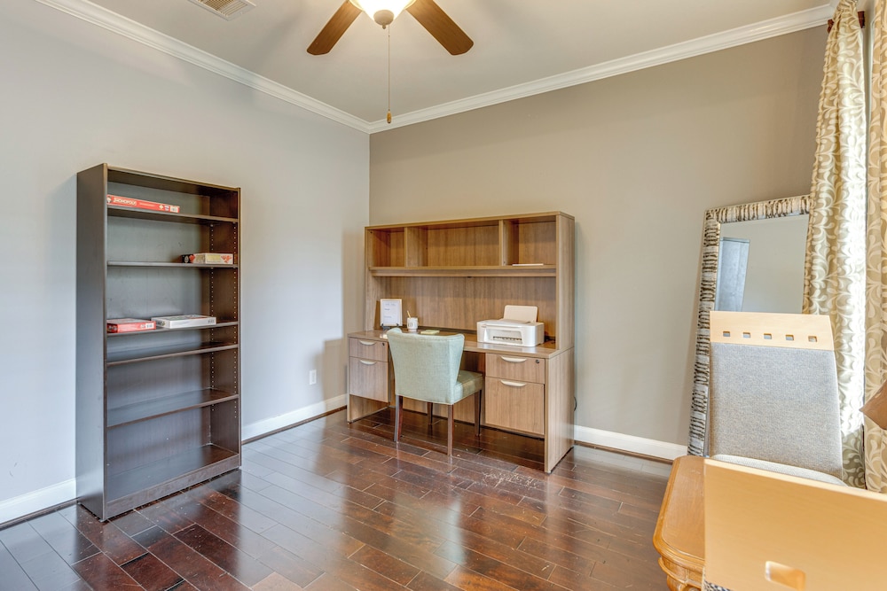 Pet-friendly Home w/ Patio & Yard in Rosharon