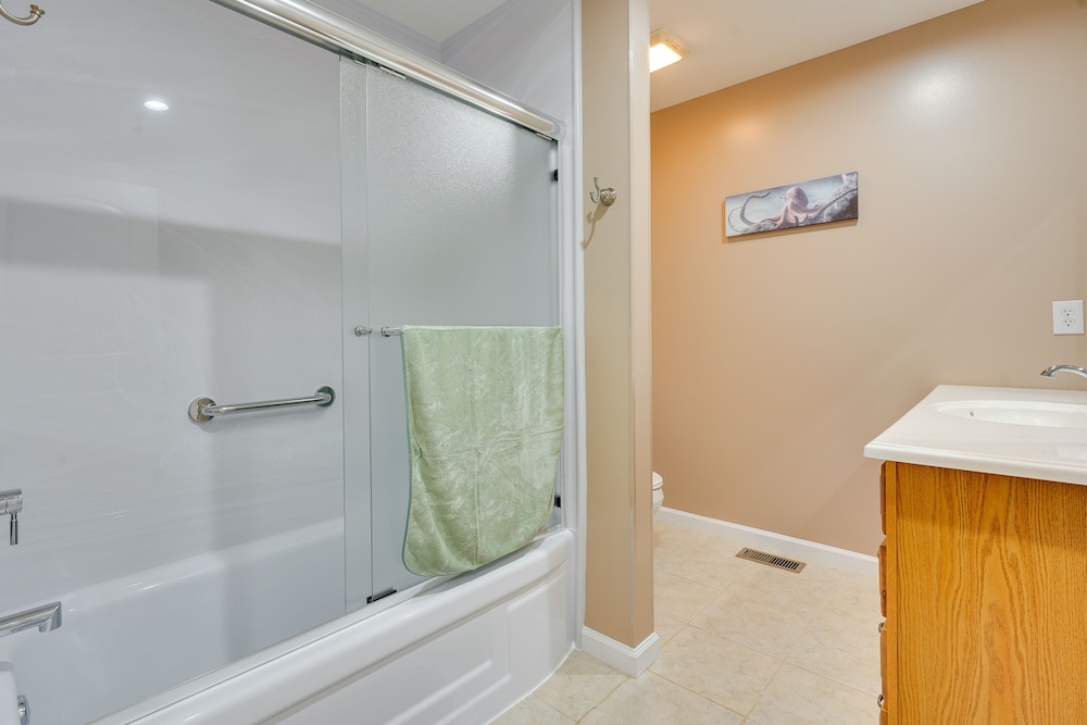 Charming Howard Getaway w/ Deck, 1 Mi to Lake!