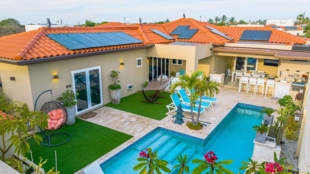 Luxury New 5 Location Pool Outdoor Kitchen