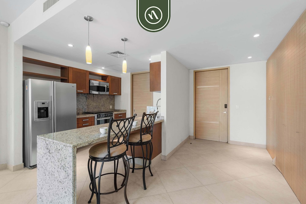 Oceanfront 2 BR Condo - Beach - Restaurant - Gym