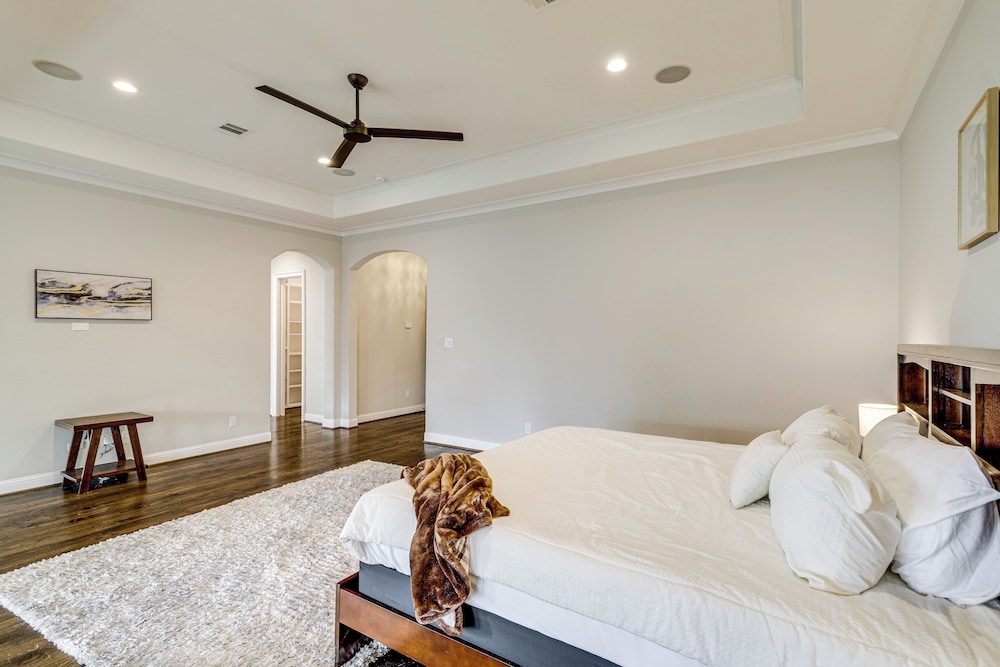 9 Mi to Downtown Houston: Spacious Group Getaway