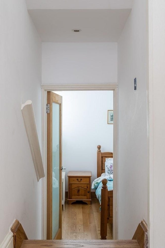 Specious Family Kensington 5-bed House, Sleeps 12