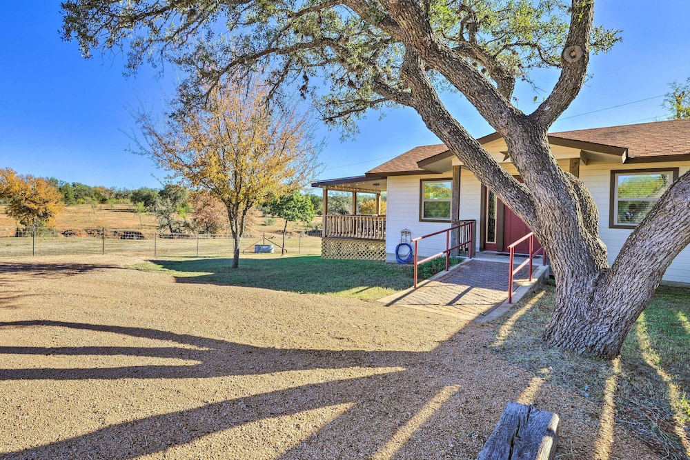 Cozy Fredericksburg Studio Near Wineries! view 2