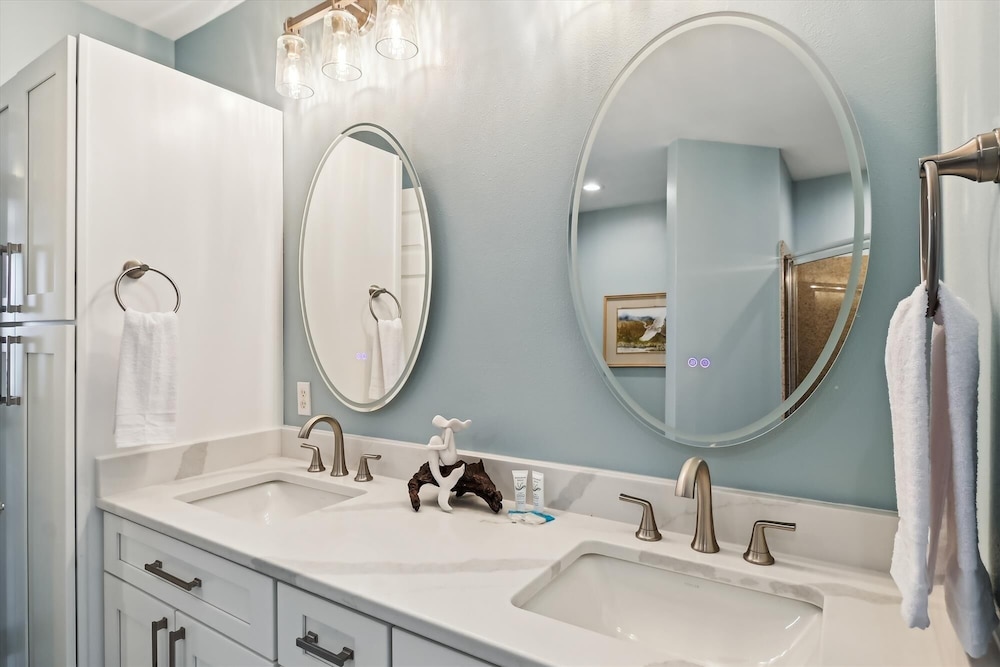 Laketown Wharf 2123 3 Bedroom Condo