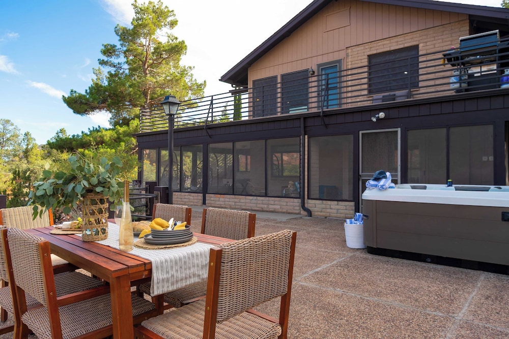 Mid-century Gem w/ Views, Hot Tub & Sunroom Lounge Red Rock Haven by Avantstay