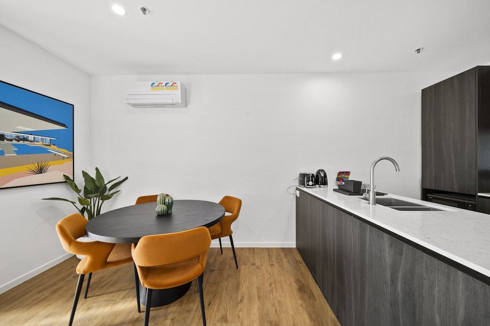 Refined 2-bed With Luxurious Building Amenities