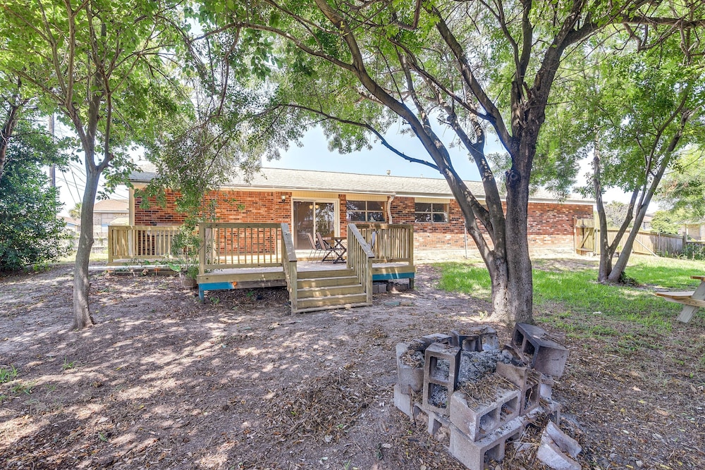 Walk to Beach: Galveston Getaway w/ Deck!