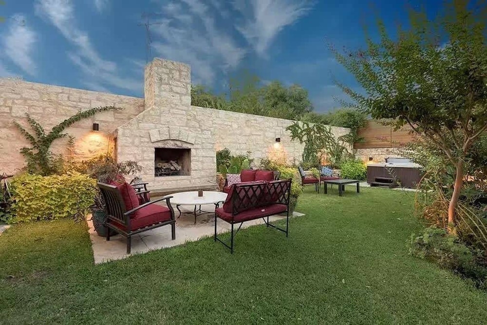 Luxurious Historic 5BR Fredericksburg inn w spa