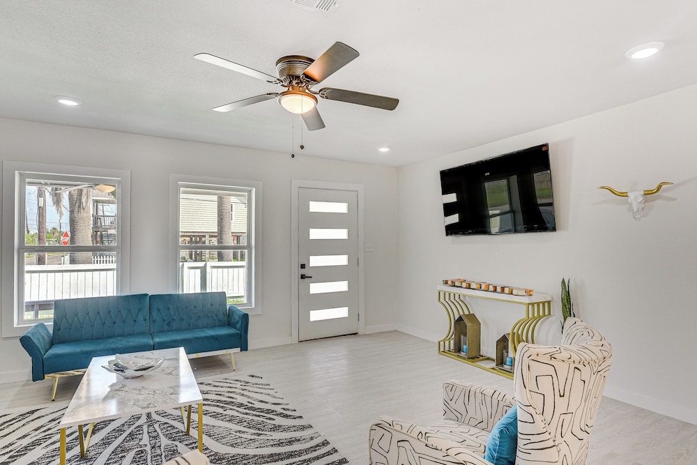 Pet-friendly Galveston Retreat < 1 Mi to Beaches!