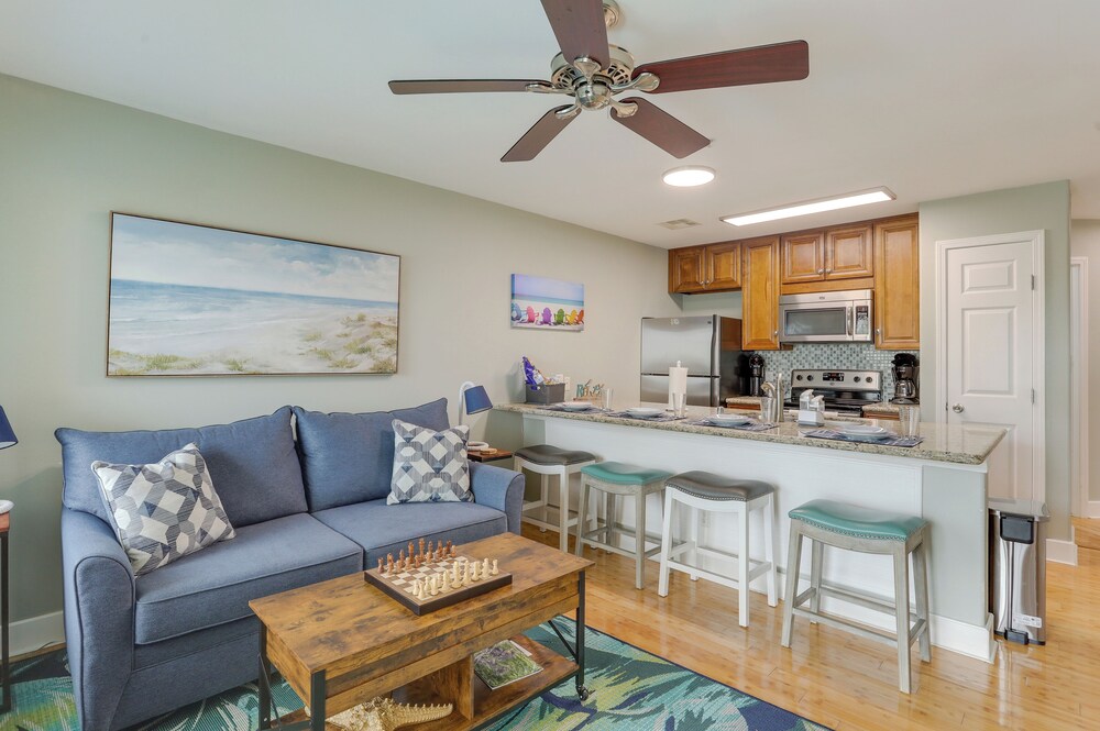Lovely Galveston Condo: Walk to Seawall & Beach!