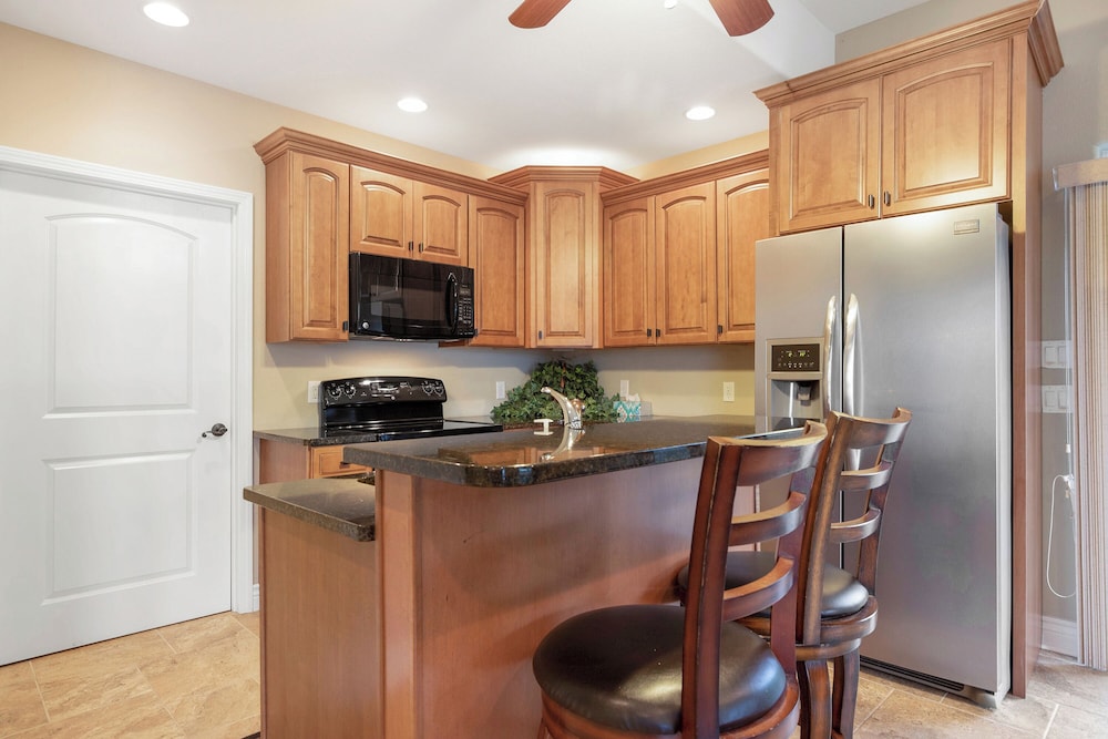 Huge! Sleeps 30-kayaks, Pedal Boat & Paddle Boards