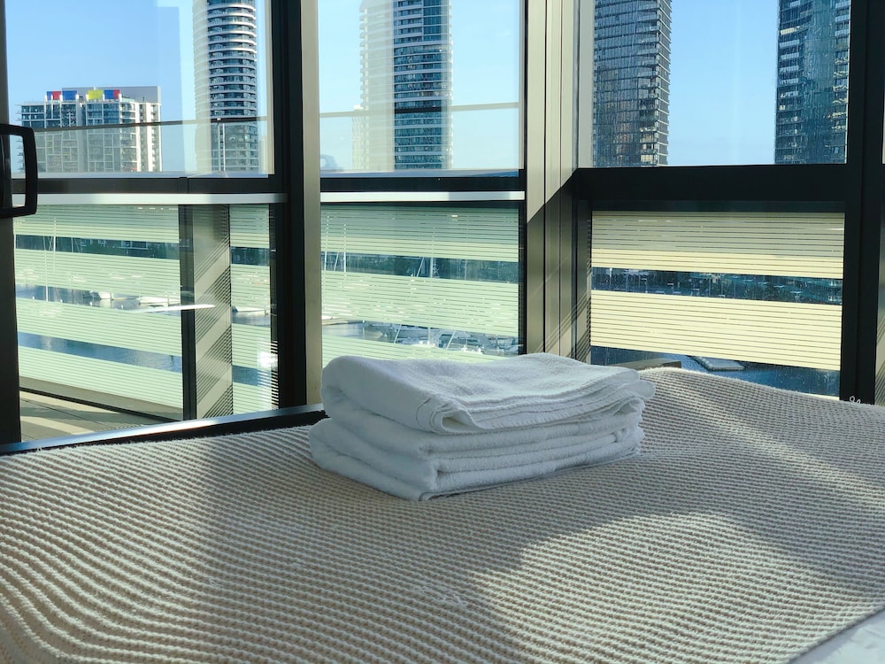 Melbourne Docklands Luxury Seaview Apartment